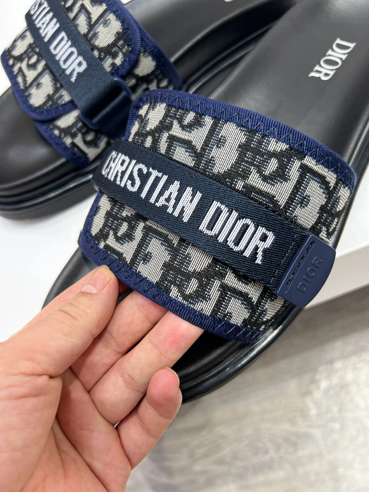 Men's men's shoes💰320【DIOR】🐝🐝Top version. 2024ss Dior’s latest men’s slippers are a must-have. Dior Alias ​​Men's Genuine Leather Slippers This summer new Alias ​​sandal embodies a casual and elegant style. Carefully crafted from grained cow leather and Oblique printed fabric, with cowhide lining! Cross-strap design with metal-clad brass CD Diamond logo. The imported cowhide leather and rubber sole adds sophistication and comfort, while Oblique print-effect anti-slip panels add style. Size39-44 (customized at 38.45)